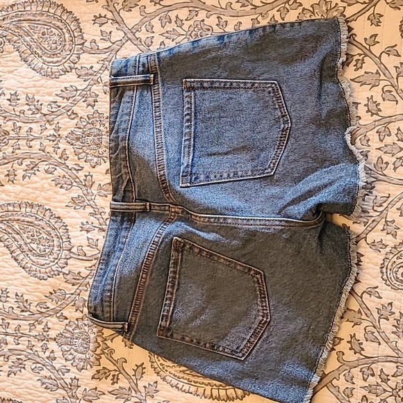 Distressed Jean shorts - Picture 2 of 2